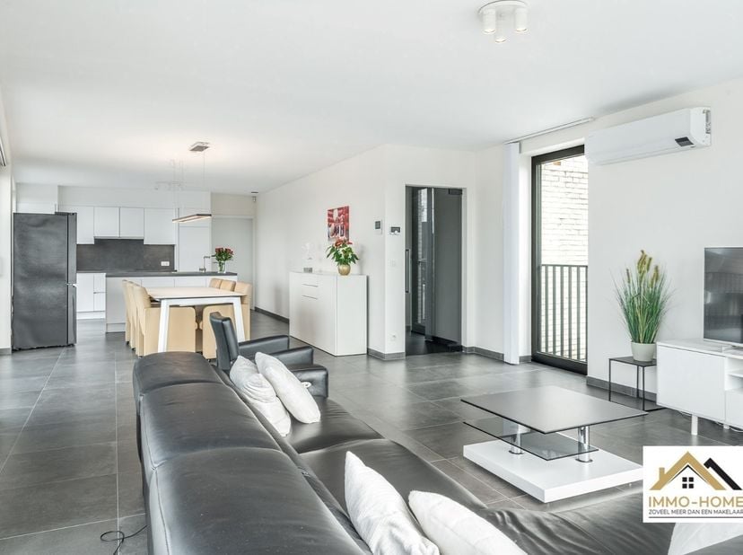 Vanuit dit prachtige penthouse bent u vanaf dag 1 ook de eigenaar van de volledige skyline van Wachtebeke-centrum. De bijzonder lichtrijke leefruimte