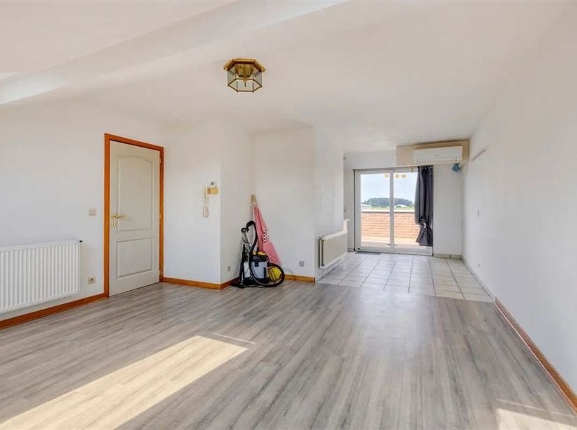 Dit verzorgde opbrengstgebouw met drie verhuurde appartementen is gelegen op de Zoutleeuwsesteenweg in Sint-Truiden en vormt een interessante opportun