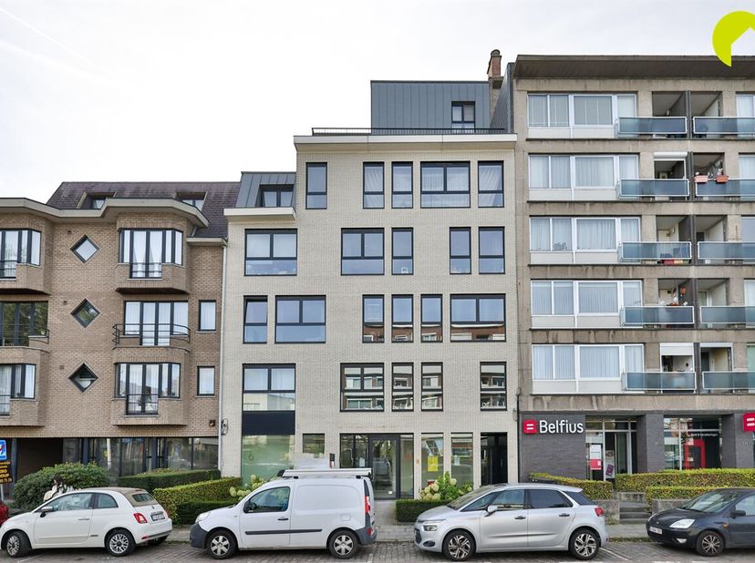 Op een zeer centrale locatie in Mortsel vinden we dit instapklare 2slk appartement van 96 m² met een zonnig terras.<br />
In de directe omgeving zijn