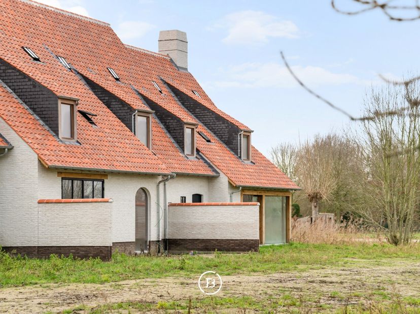 Maison d'angle neuve sur un terrain de 420 m², située au calme dans le village rural de Lapscheure. La maison est entièrement finie avec des matériaux