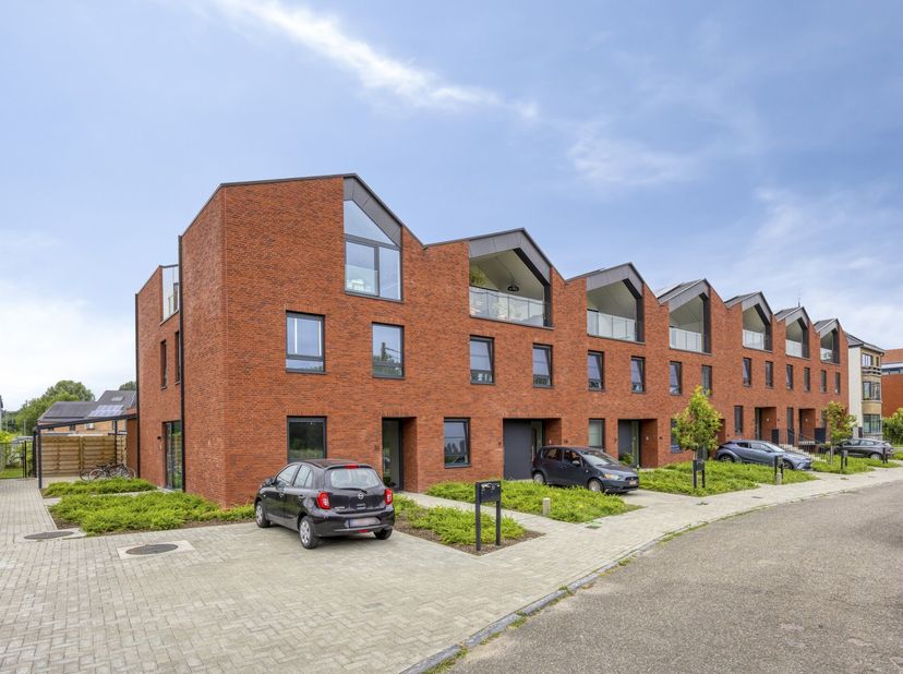 Energiezuinige (E23) nieuwbouwwoning (120 m²) met 3 kamers, 2 badkamers, terras, tuin en autostaanplaats gelegen vlakbij het centrum van Kumtich.<br /