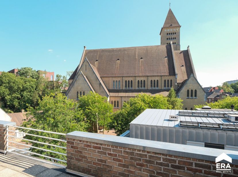artement in het centrum van Genk met zuidgericht terras en vrij uitzicht.Dit appartement is gelegen in het hart van Genk, vlak bij scholen, openbaar v