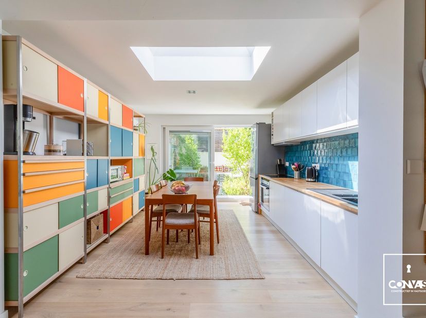 Deze zeer goed onderhouden woning is gunstig gelegen in een hippe straat nabij het centrum van Gent, met een vlotte verbinding naar fiets- en wandelpa