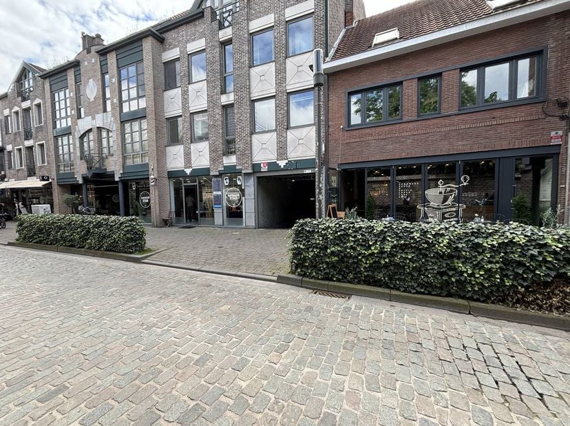 Vous recherchez un endroit sûr et pratique pour garer votre voiture dans le centre animé de Hasselt ? Alors ce parking souterrain de la Badderijstraat