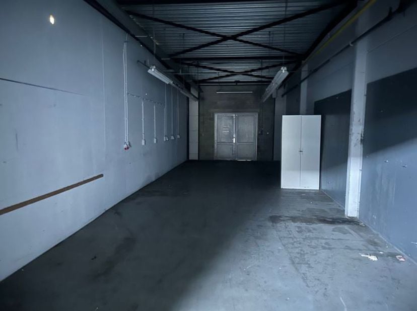 Functionele magazijnruimte te huur in het industriepark van Heist-op-den-Berg, met een oppervlakte van 600 m² en mogelijkheid tot uitbreiding met 230