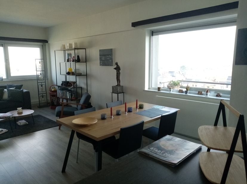 Smaakvol gerenoveerd, licht en ruimtelijk 2-slaapkamer hoekappartement op de 7de verdieping. <br />
Rustig en groen gelegen binnen de grote ring in de