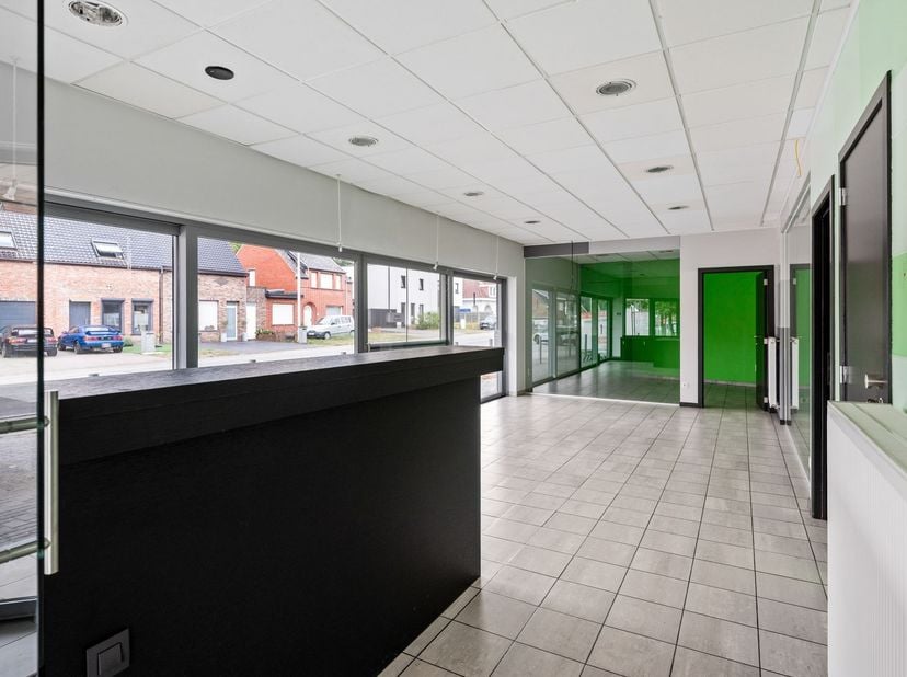 Op een gunstige locatie in Grobbendonk bevindt zich dit veelzijdige handelspand met ruime woonst. Het pand combineert een handelsruimte van ca. 200 m²