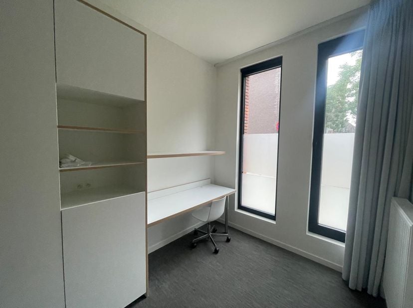 Instapklare studentenkamer met groene binnentuin nabij Sluispark en Vaartkom<br />
<br />
Op een rustige maar uiterst centrale ligging in Leuven bevin