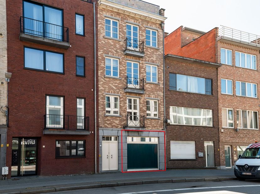 Dit ruime en veelzijdige handelsgelijkvloers, gelegen op een uitstekende locatie aan de Bredabaan in Brasschaat, geniet van een sterke visibiliteit en