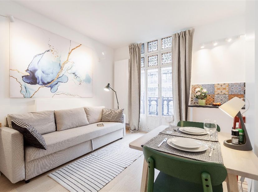 CEE / SCHUMAN - Idéalement situé à proximité des quartiers européens et de Schuman, appartement entièrement rénové offrant une superficie de 55m², au