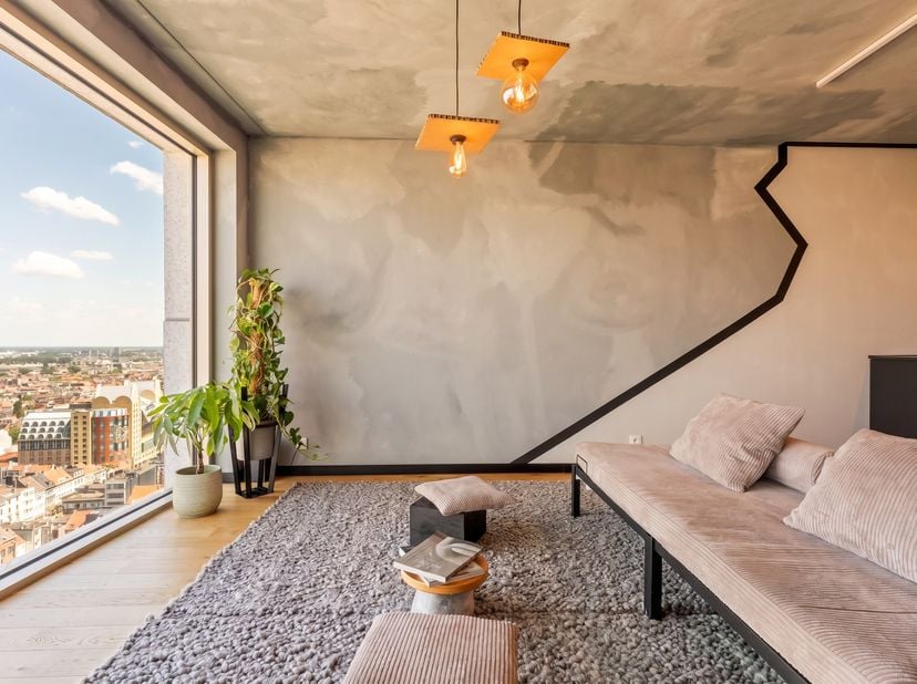 Cet appartement exclusif de deux chambres d'environ 95 m² est situé au 20ème étage de l'emblématique Antwerp Tower. Les fenêtres du sol au plafond off