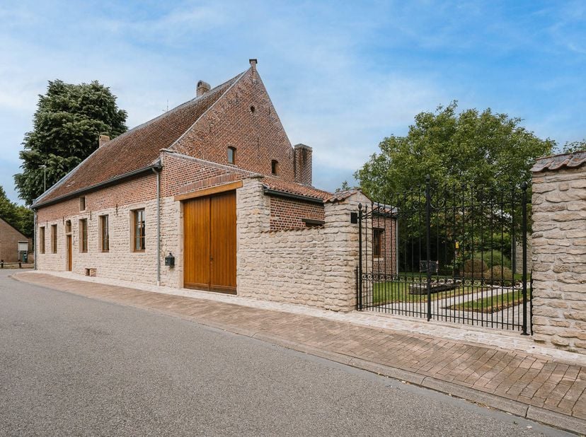Meer info? pieter.buedts@homixx.be of 016 199 347.<br />
Bent u op zoek naar een woning met een verhaal, waar authenticiteit en ruimte hand in hand ga