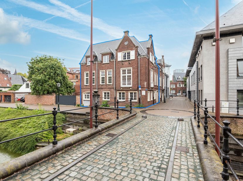 Op een bijzonder centrale ligging, op wandelafstand van de Grote Markt van Turnhout, bevindt zich dit karaktervolle kantoorgebouw met een totale opper