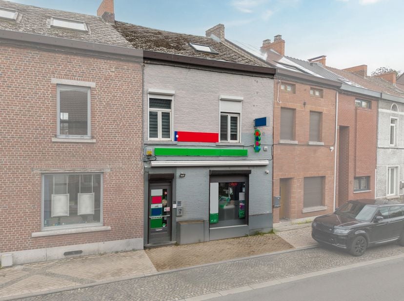 Referentie agentschap: L6031-431<br />
Virtuele tour: <br />
Ontdek deze commerciële ruimte, ideaal gelegen in Monceau-Sur-Sambre, met uitstekend zich