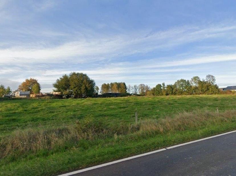 Terrain à bâtir d’une superficie de 18 ares et 34 centiares, idéalement situé entre Florenville et Virton.<br />
<br />
LOT 1 : 18a 34ca<br />
Largeur