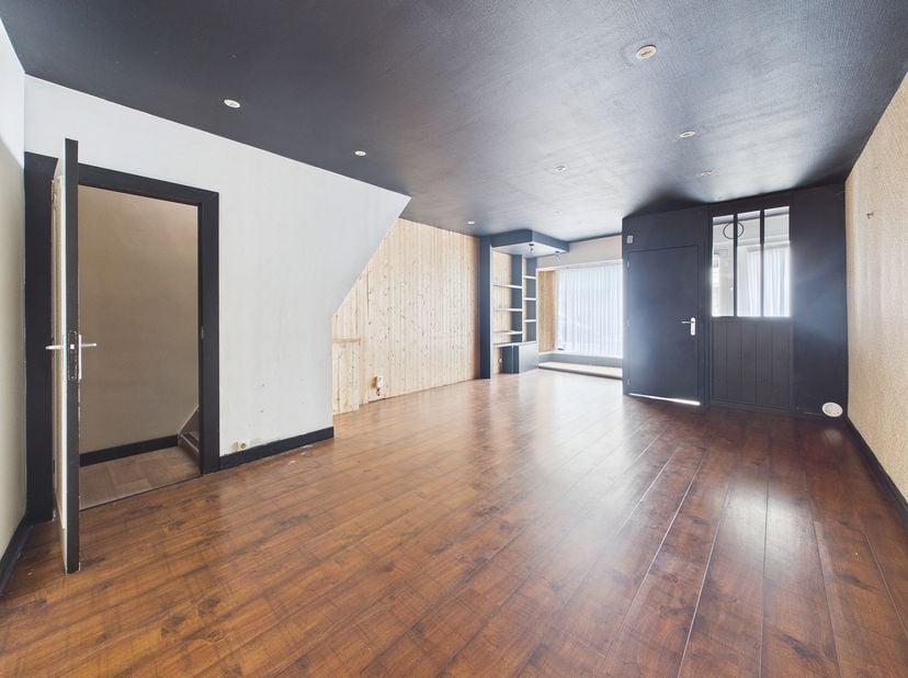 Au REZ : Un hall d’entrée menant directement à un lumineux séjour de 31m2 (salon et salle à manger), extension habitable desservant une cuisine équipé