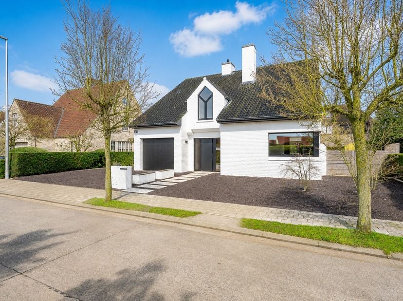 In een rustige en residentiële wijk bevindt zich deze gerenoveerde villa op een perceel van ca. 700 m².&amp;nbsp; Grote raampartijen zorgen voor natuurlij