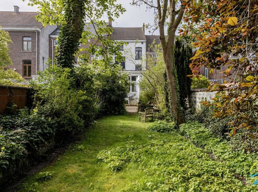 Dit uniek herenhuis is te koop in het centrum van Geraardsbergen.<br />
Het huis heeft een ruime inkomhal dat een uitzonderlijk mooie mozaïekvloer hee