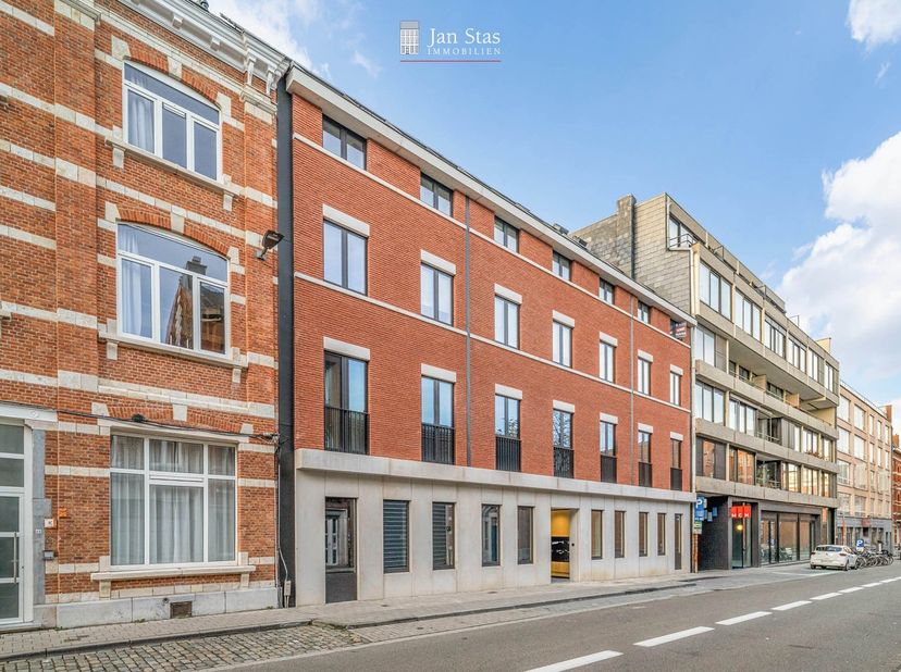 Dit nieuw, gemeubeld en instapklaar appartement met 3 slaapkamers en groot terras van 17m² is gelegen in hartje Leuven aan de Maria Theresiastraat 57.