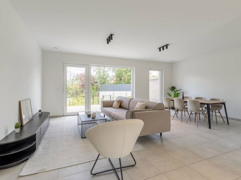 Op de Sint-Truidersteenweg 419A te Sint-Lambrechts-Herk vinden we deze energiezuinige nieuwbouwwoning terug met een bewoonbare opp. van 169 m². Op het