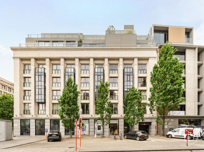 Topgelegen kantoorgebouw/groepspraktijk van 680m2, in het centrum van Kortrijk met maximale visibiliteit. <br />
680m2: inkom en wachtruimte, diverse