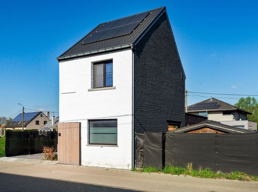 Deze instapklare woning is gelegen in het charmante Sint-Amands, een deelgemeente van Puurs-Sint-Amands. De woning geniet van een rustige en aangename