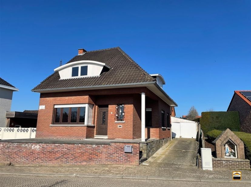 Te renoveren woning met bijgebouwen en tuin in landelijke omgeving nabij <br />
Borgloon<br />
In een charmante en landelijke deelgemeente van Borgl