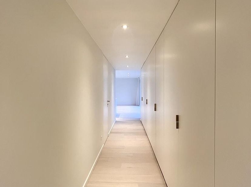 Ligging<br />
Dit prachtig appartement op de 5e verdieping geniet van een uiterst centrale ligging vlakbij het Zuid. Het appartement geniet een zeer g