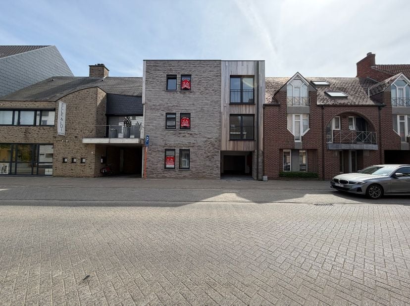 Ligging: <br />
Dit nieuwbouw gelijkvloers appartement is nabij het centrum gelegen. Hierdoor zijn alle faciliteiten op korte afstand terug te vinden