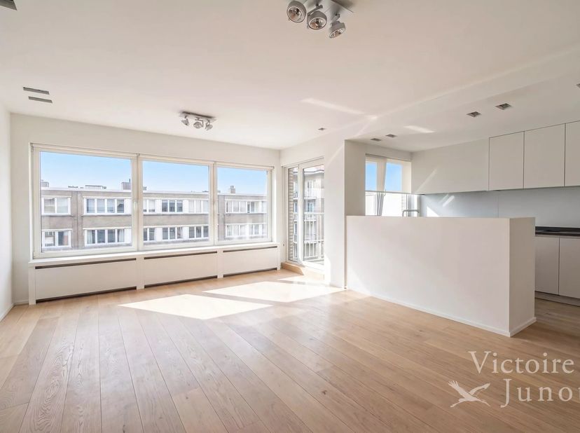 Victoire-Junot biedt u exclusief dit prachtige appartement volledig gerenoveerd door de architect Olivier Dwek, gelegen in een rustige en gewilde stra