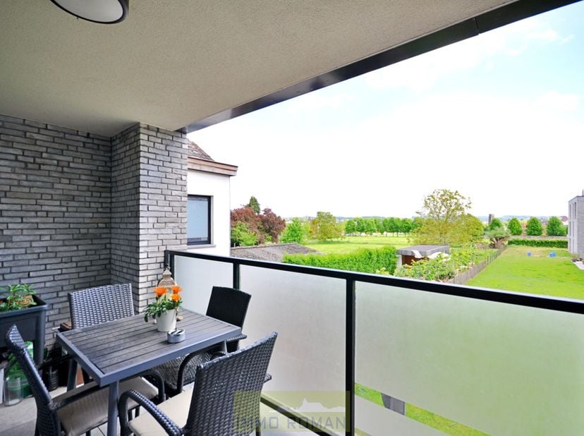Quasi nieuwbouw appartement op wandelafstand van het stadscentrum van Ronse, met alle nodige voorzieningen en een vlotte bereikbaarheid. Het apparteme