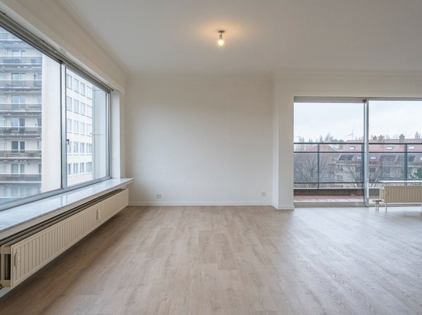 Gelegen op de 5de verdieping van het gebouw met lift. Rustig gelegen aan de overzijde van het Sint-Annabos en toch op wandelafstand van openbaar vervo