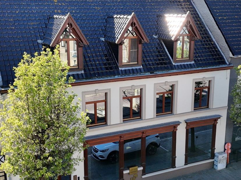 Deze instapklare handelswoning is gelegen in het centrum van Koekelare,  een commerciële topligging op de markt en bestaat uit: <br />
<br />
gelijkvl