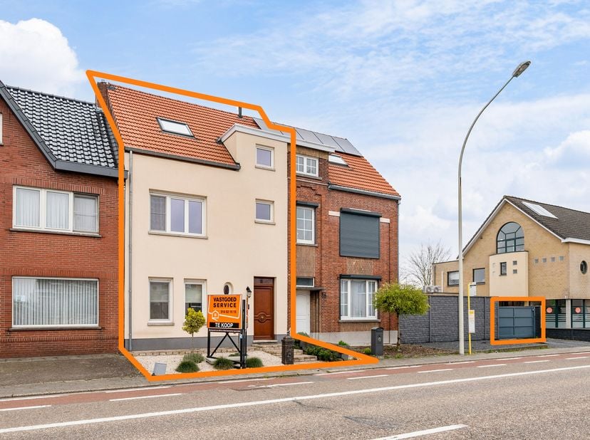 Deze leuke woning met 3 slaapkamers (mogelijk tot 4) is gelegen op een knap oost georiënteerd perceel en op korte afstand van het centrum, winkels, sc