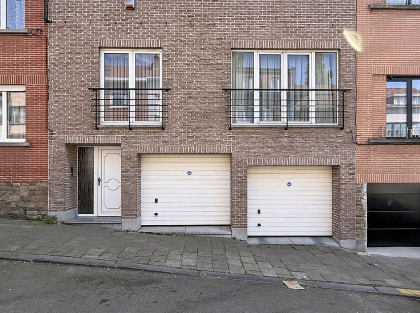 Gelegen in een rustige en gegeerde buurt, nabij alle voorzieningen, biedt deze woning uit 1991 mooie volumes, veel lichtinval en een ideaal georiëntee