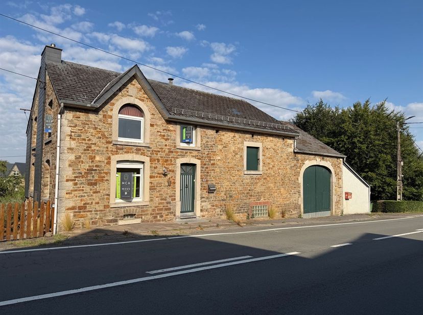 MCA IMMOBILIER vous propose cette maison pleine de potentiel, idéalement située à Ferrières, à proximité immédiate de l'E25.<br />
<br />
Le bien se c
