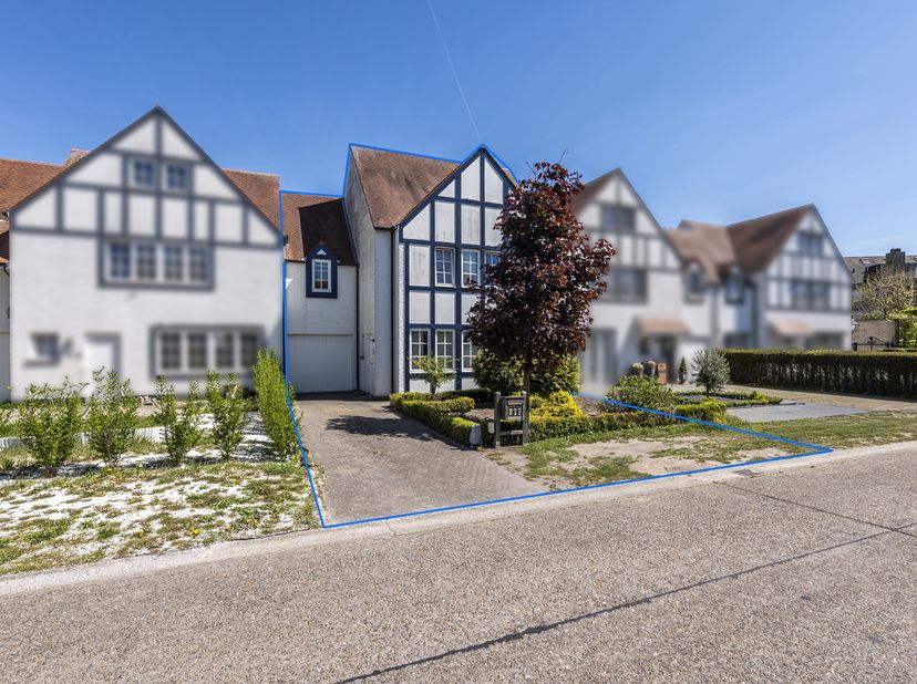 Charmante "cottage style" woning met o.a: 4 slaapkamers, 2 badkamers, garage en gezellige tuin.<br />
De in 2002 gebouwde woning is met zijn 240m² bew