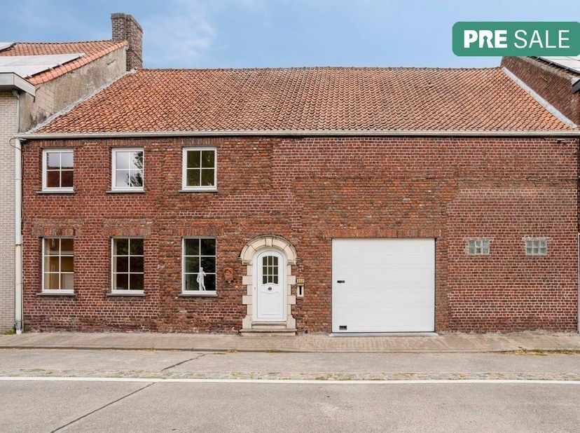 Bent u op zoek naar een veelzijdig renovatieproject met een royale perceeloppervlakte én tal van uitbreidingsmogelijkheden? Deze karaktervolle woning,