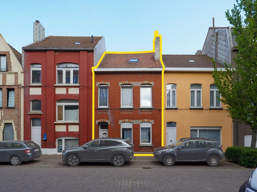 Achter deze charmante gevel schuilt een verrassend ruime woning, ideaal gelegen in de Vuurtorenwijk.<br />
Op wandelafstand bevinden zich de Spuikom e