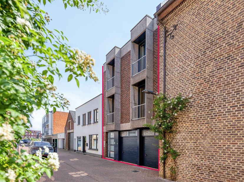 Unieke kangoeroewoning te koop op een toplocatie in het centrum van Maaseik (Hertstraat 19). Deze eigendom is ingedeeld in 2 afzonderlijke appartement