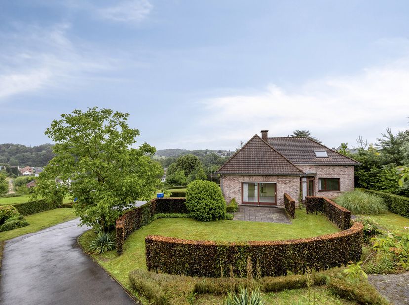 Villa spacieuse et bien entretenue, située dans une rue sans issue à proximité du centre d’Hoeilaart. <br />
La propriété se situe sur un terrain de +