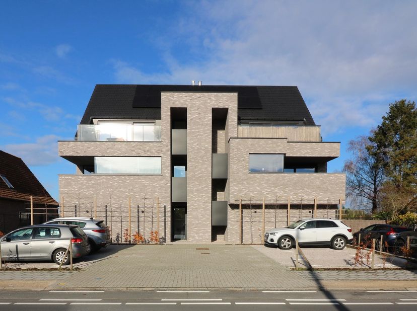 Bent u op zoek naar een instapklaar appartement of een interessante vastgoedinvestering? Dan is dit moderne 2-slaapkamerappartement in Adegem zeker ee