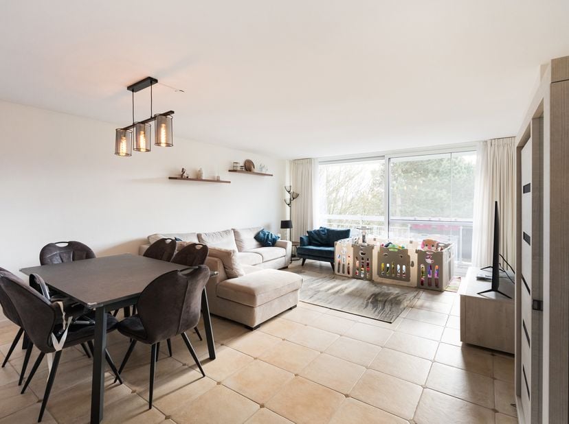 WATERLOO, Magnifique APPARTEMENT (3CH/2SDB) rénové en 2020 de 116m² (selon PEB) agrémenté d’une belle terrasse, cave et parking. Situé au 3ème étage d