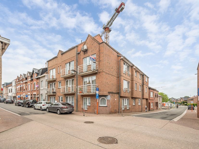 Dit gezellig en verzorgd appartement is gelegen aan de Olympialaan 2 in Sint-Truiden, op een zeer centrale, doch rustige locatie en op wandelafstand v