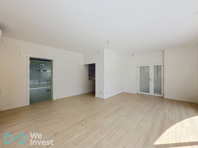 Op een boogscheut van het centrum van Rixensart ontdekt u deze handels- of kantoorruimte van ongeveer 55 m² nuttige oppervlakte, ideaal gelegen en onm