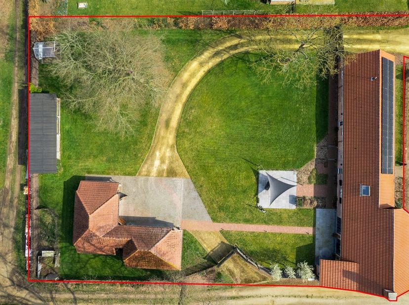Unieke, instapklare hoeve op prachtig perceel van 2.047 m² hoogwaardige afwerking, authentieke elementen en uitzonderlijk wooncomfort<br />
Extras<br