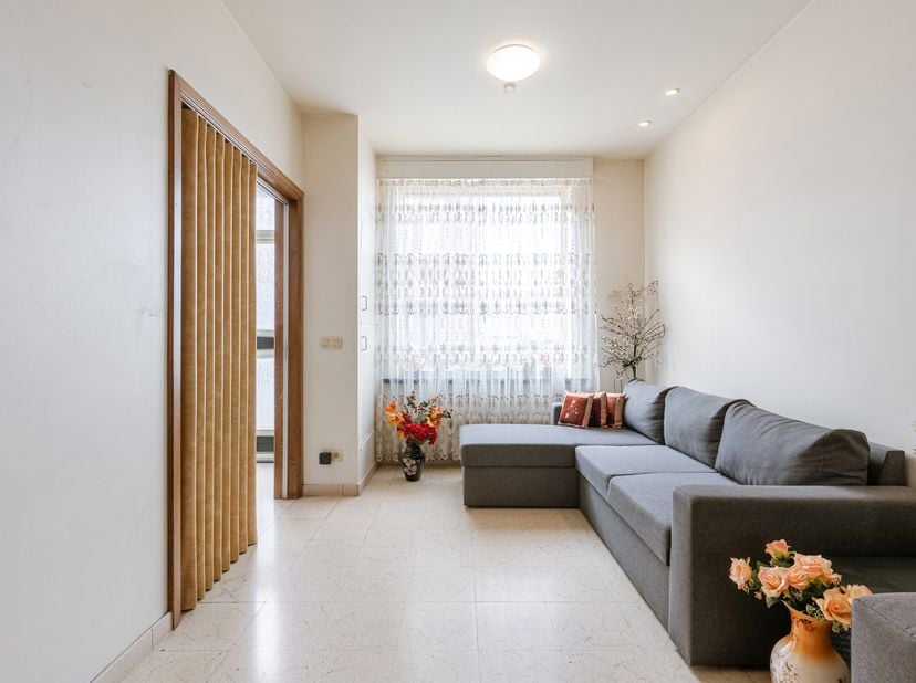 Deze instapklare woning is rustig gelegen in de Koornstraat, op korte afstand van het centrum van Roeselare. Winkels, scholen en openbaar vervoer bevi