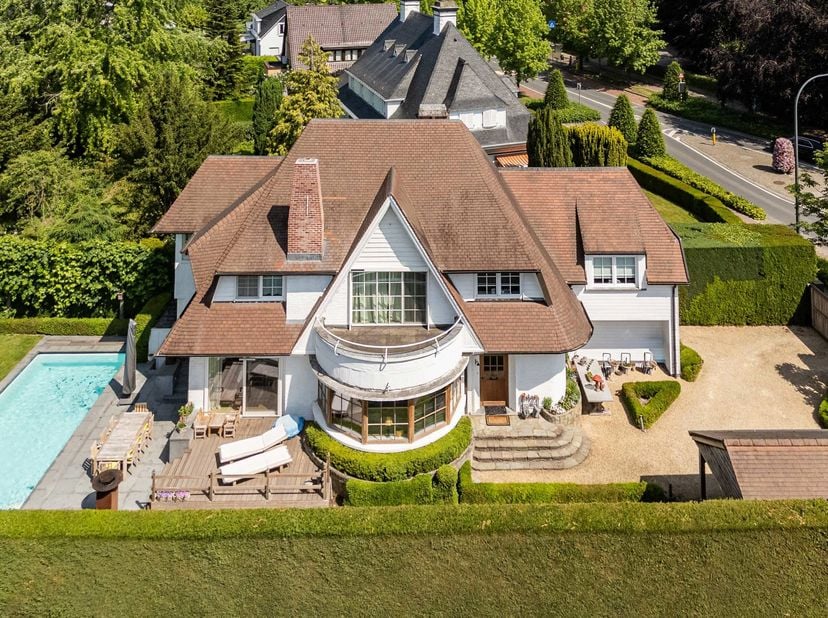 Deze unieke, luxueuze villa in cottagestijl bevindt zich in een groene zone binnen de veelzijdige stadskern. Het perceel is volledig omsloten, resulte