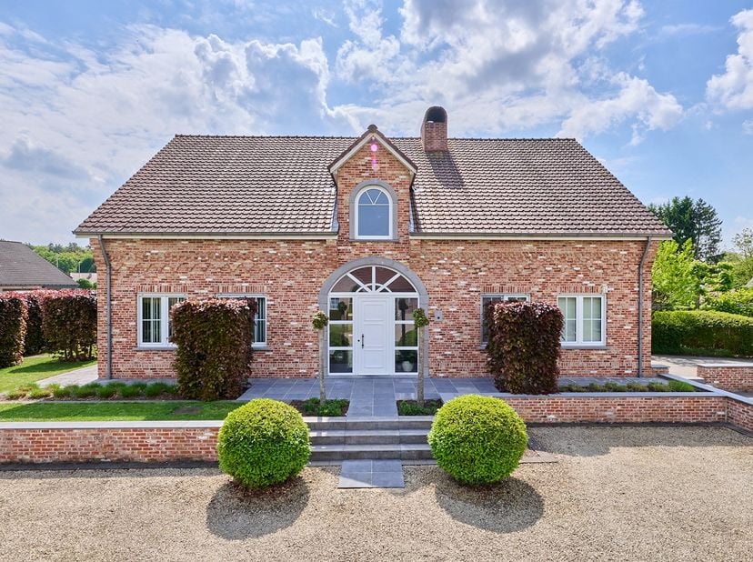 Op een rustige locatie in een groene woonwijk van Lanklaar, vinden we op een riant en zonnig perceel van 1487 m² deze kwaliteitsvolle en met oog voor