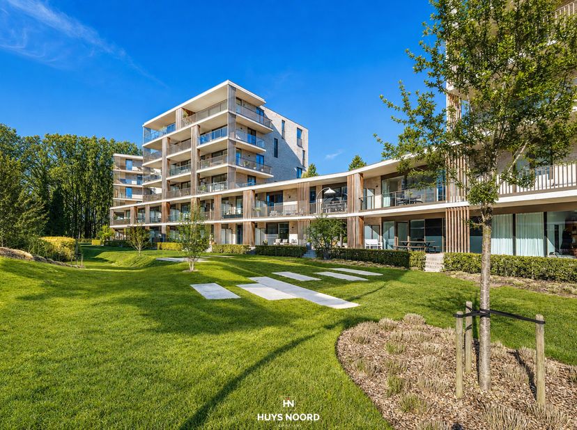 Aangenaam wonen in dit lichtrijk gelijkvloers appartement met ruim terras in Residentie 'Green Front' te Sint-Michiels.<br />
<br />
Het appartement b